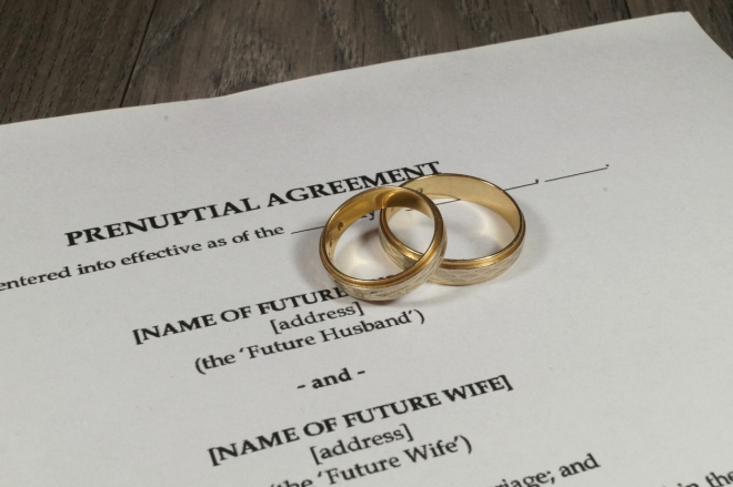 Ein Ehevertrag mit zwei goldenen Eheringen